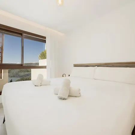 Modern Penthouse With Two Terraces, Jacuzzi And Sea, And Mountain Views, In Almazara Hills Istan