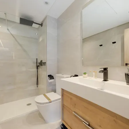 Apartment Modern Penthouse With Two Terraces, Jacuzzi And Sea, And Mountain Views, In Almazara Hills Istan